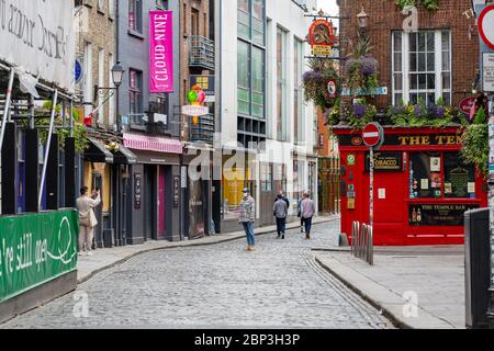 Verlassene gepflasterte Dublin`s Temple Lane mit dem Temple Bar Pub im Hintergrund beliebtes Touristenziel wegen der Sperrung der Covid-19-Pandemie geschlossen. Stockfoto